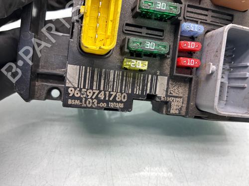 Used Fuse box Fuse box 39179568 39179568