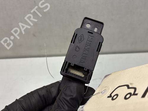 switch-renault-clio-v-b7_-2019-33830520 main image