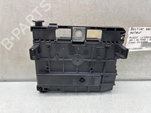 Used Fuse box Fuse box 37249586 37249586