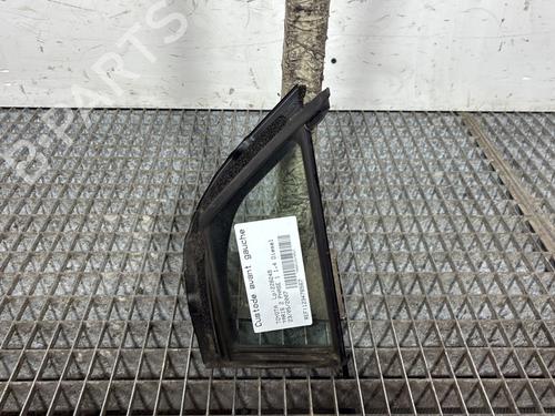 Venstre foran trekantet rude Venstre foran trekantet rude TOYOTA YARIS (_P9_) 1.4 D-4D (NLP90_, NLP90R) (90 hp) 33659393 33659393