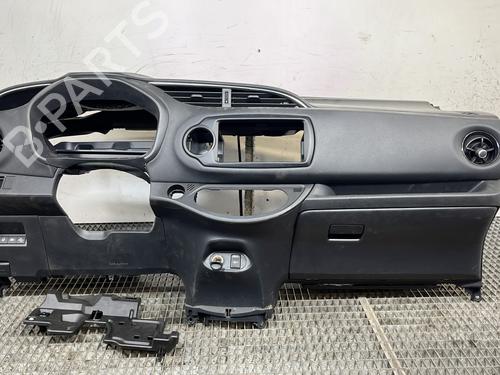 Instrumentbord TOYOTA YARIS (_P13_) 1.5 Hybrid (NHP130_, NHP130) (101 hp) 28475686