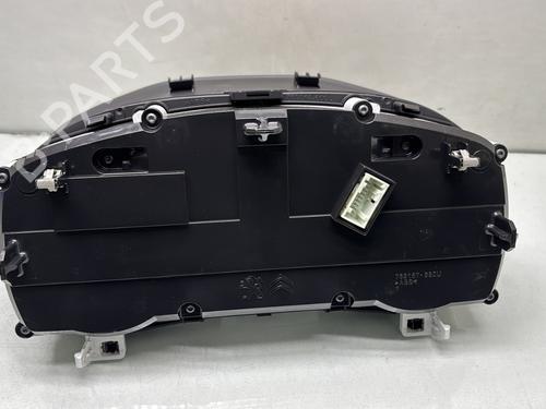 Used Instrument cluster Instrument cluster OPEL CORSA F (P2JO) 1.2 (68) (101 hp) 31379329 31379329