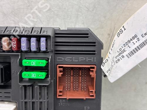 Used Fuse box Fuse box 37225762 37225762