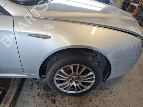Used Right front fenders ALFA ROMEO 159 Sportwagon (939_) 1.9 JTDM 16V (939BXC1B, 939BXC12) (150 hp) 25001529