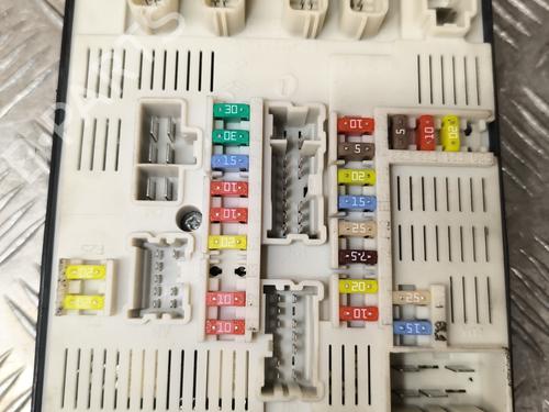 Zekeringkast RENAULT MEGANE III Hatchback (BZ0/1_, B3_) 1.5 dCi (106 hp) 24618750