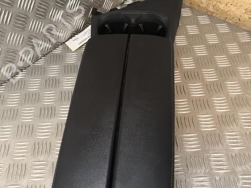 Used Armrest / Center console PEUGEOT 5008 II (MC_, MJ_, MR_, M4_) 1.5 BlueHDi 130 (MCYHZJ, MCYHZR, MCYHZX) (131 hp) 29999363