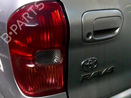 Venstre Baklys TOYOTA RAV 4 II (_A2_) 2.0 D 4WD (CLA20_, CLA21_, CLA20R, CLA21R) (116 hp) 19899171