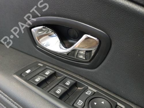 Venstre fortil invendig håndtag RENAULT MEGANE III Hatchback (BZ0/1_, B3_) 1.5 dCi (BZ09, BZ0D, BZ1W, BZ29, BZ14) (110 hp) 27276386