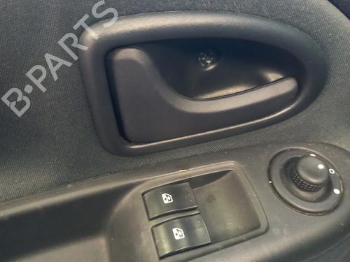 Venstre foran invendig håndtak RENAULT CLIO II (BB_, CB_) 1.4 16V (B/CB0P, BB13) (98 hp) 26735228