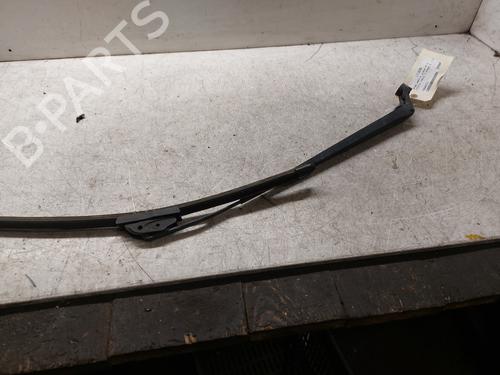 Used Front windshield wiper arm TOYOTA YARIS (_P1_) 1.0 (SCP10_, SCP10R) (65 hp) 21986424