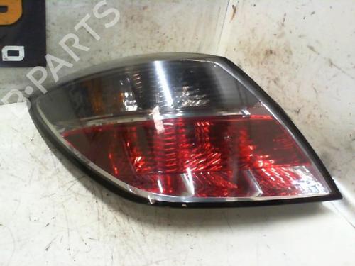 Venstre baglygte OPEL ASTRA H GTC (A04) 1.7 CDTi (L08) (101 hp) 19891648