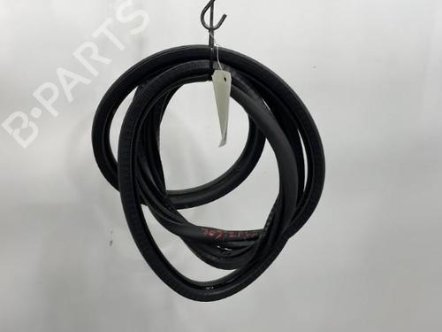 Used Rubber door seal PEUGEOT 3008 II SUV (MC_, MR_, MJ_, M4_) 1.2 THP/ PureTech 130 (MRHNSM, MRHNSU, MRHNSJ, MRHNYW,... (131 hp) 20387343