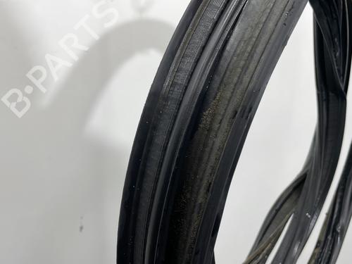 Gummiliste Gummiliste TOYOTA YARIS (_P13_) 1.5 Hybrid (NHP130_, NHP130) (101 hp) 30755901 30755901
