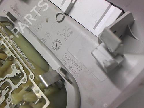 Interior roof light PEUGEOT 5008 (0U_, 0E_) 1.6 HDi | BP20430036I8