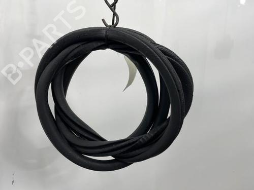 Used Rubber door seal PEUGEOT 3008 II SUV (MC_, MR_, MJ_, M4_) 1.2 THP/ PureTech 130 (MRHNSM, MRHNSU, MRHNSJ, MRHNYW,... (131 hp) 20387342