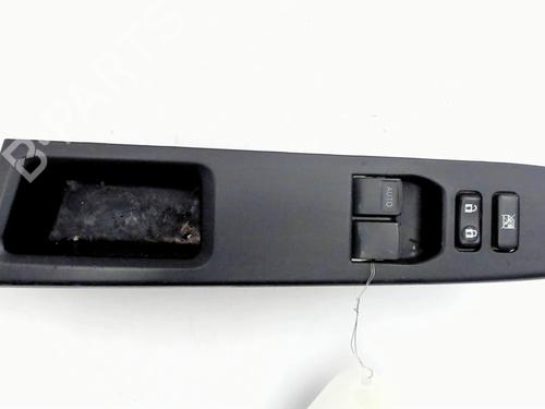 Used Left front window switch TOYOTA YARIS (_P13_) 1.5 Hybrid (NHP130_, NHP130) (101 hp) 30912980