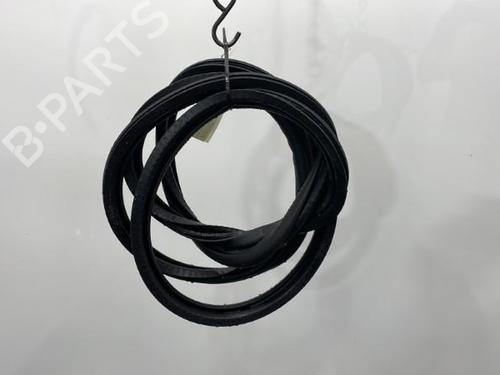 Used Rubber door seal PEUGEOT 3008 II SUV (MC_, MR_, MJ_, M4_) 1.6 BlueHDi 120 (120 hp) 20396702