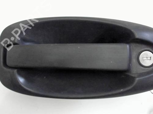 Używane Klamka zewnętrzna drzwi przednich lewych FIAT QUBO (225_) 1.3 D Multijet (225CXB1A, 225AXB1A, 225CXB11, 225AXB11,... (75 hp) 32149383