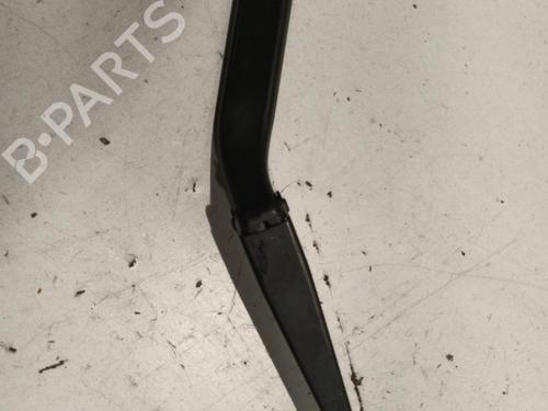 Used Front windshield wiper arm BMW 1 (E81) 118 d (143 hp) 22570545
