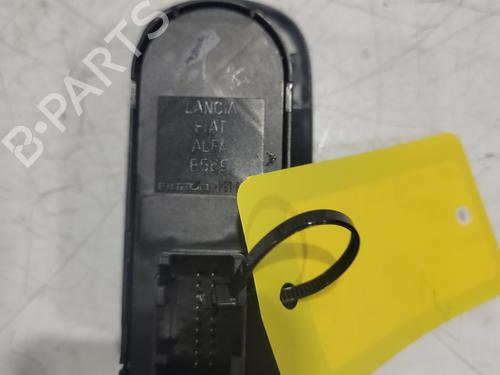 Used Left front window switch Left front window switch FIAT 500e (332_) Elektro (FA1) (95 hp) 31131677 31131677