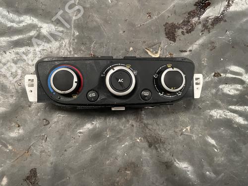 climate-control-renault-megane-iii-hatchback-bz01_-b3_-2008-34589284 main image