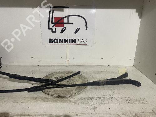 Used Front windshield wiper arm RENAULT CLIO III (BR0/1, CR0/1) 1.2 16V (BR02, BR0J, BR11, CR02, CR0J, CR11) (75 hp) 24133879