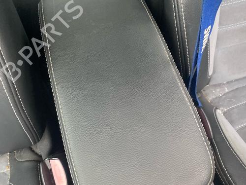 Used Armrest / Center console Armrest / Center console RENAULT LAGUNA III (BT0/1) 2.0 dCi (BT0M, BT0N, BT0S, BT19, BT1F) (173 hp) 39570314 39570314