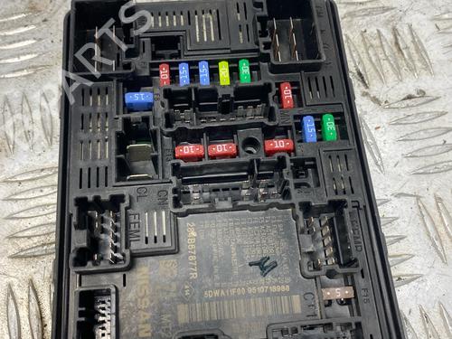 Used Fuse box Fuse box 38558397 38558397