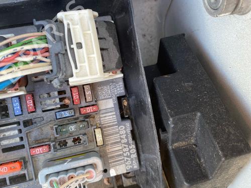Used Fuse box Fuse box 37798415 37798415
