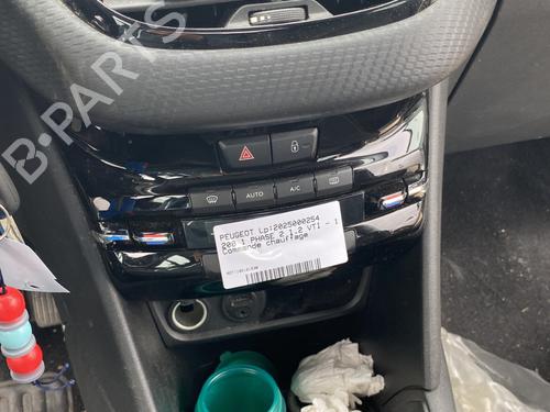 Radio PEUGEOT 208 I (CA_, CC_) 1.2 VTI 82 | BP25281202E6