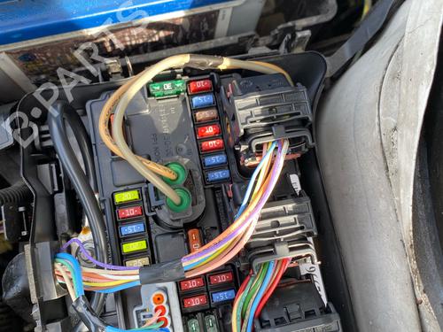 Used Fuse box Fuse box 38064388 38064388