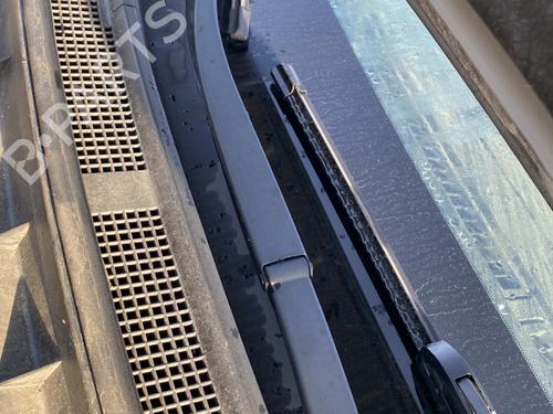 Used Front windshield wiper arm NISSAN X-TRAIL II (T31) 2.0 dCi 4x4 (150 hp) 30821296