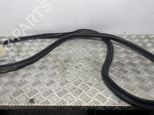 Used Rubber door seal PEUGEOT 208 II (UB_, UP_, UW_, UJ_) 1.2 PureTech 100 (101 hp) 32392972