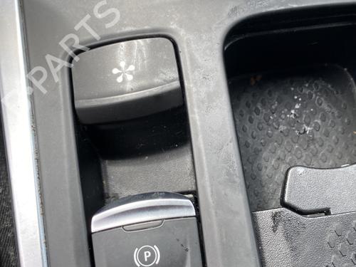 switch-renault-megane-iv-hatchback-b9amn_-2015-25441227 main image