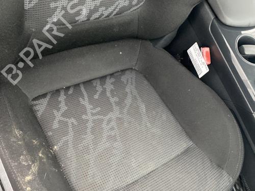 Stol høyre foran PEUGEOT 3008 I MPV (0U_) 1.6 HDi (114 hp) 32367107