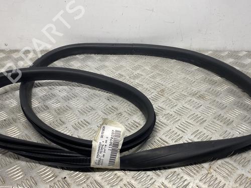 rubber-door-seal-renault-megane-iv-hatchback-b9amn_-2015-31580778 main image