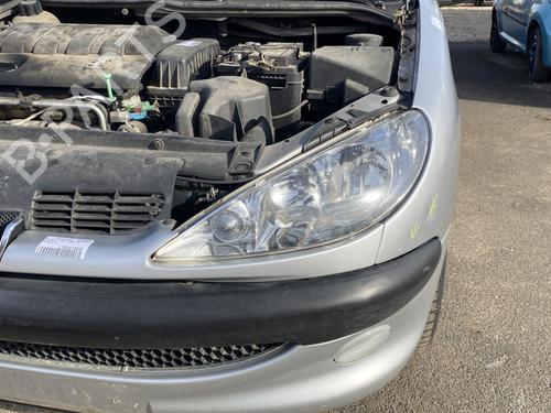 Used Left headlight PEUGEOT 206 Hatchback (2A/C) 1.4 16V (88 hp) 30302401
