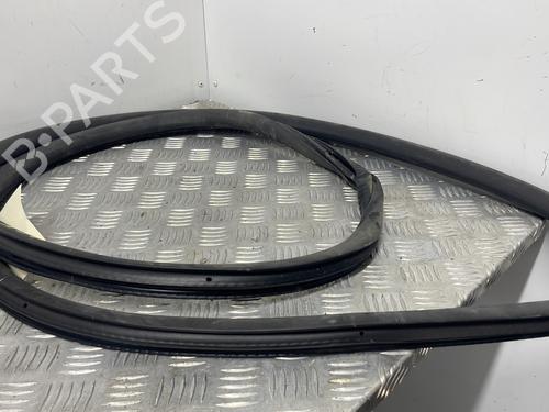 Gummiliste Gummiliste PEUGEOT 2008 II (UD_, US_, UY_, UJ_, UR_, UC_) 1.5 BlueHDI 110 (UDYHSK) (110 hp) 26564540 26564540