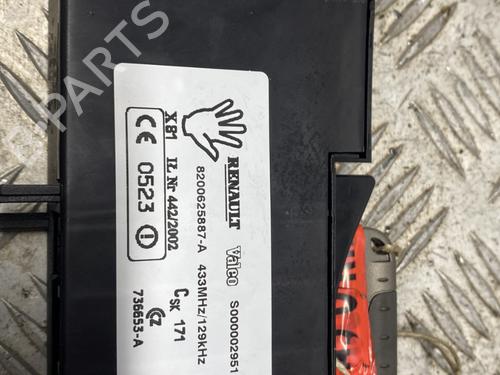 Lecteur Carte RENAULT ESPACE IV (JK0/1_) 2.0 dCi (JK01, JK02, JK1J, JK1K, JK1H) (150 hp) 33117000