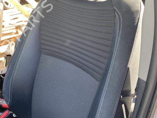 Used Left front seat Left front seat TOYOTA YARIS (_P13_) 1.5 Hybrid (NHP130_, NHP130) (101 hp) 24408701 24408701