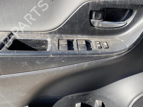 Used Left front window switch Left front window switch TOYOTA YARIS (_P13_) 1.5 Hybrid (NHP130_, NHP130) (101 hp) 24408692 24408692