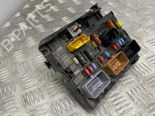 Used Fuse box Fuse box 26738599 26738599