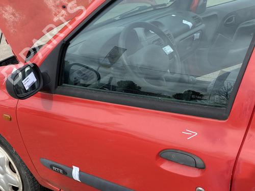Dør venstre foran RENAULT CLIO II (BB_, CB_) 1.4 (B/CB0C, B/CB0S) (75 hp) 28540760