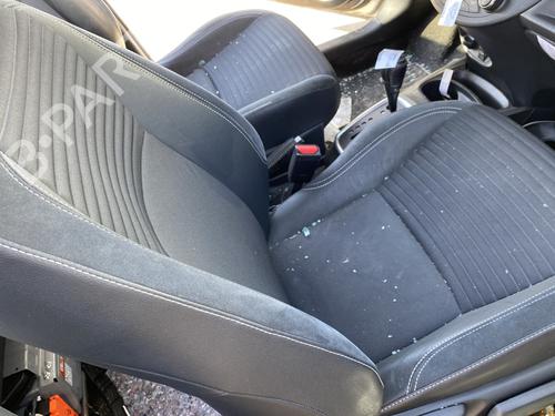 Used Right front seat Right front seat TOYOTA YARIS (_P13_) 1.5 Hybrid (NHP130_, NHP130) (101 hp) 24408700 24408700