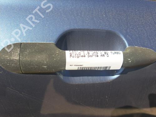 Używane Klamka zewnętrzna drzwi tylnych prawych FIAT STILO (192_) 1.9 JTD (192_XF1A) (80 hp) 22126295