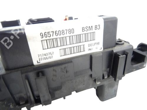 Used Fuse box Fuse box 38165068 38165068