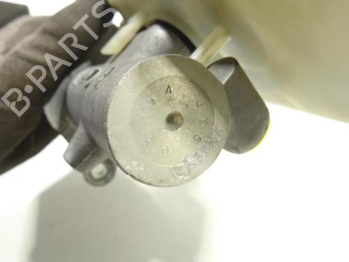 Used Brake master cylinder Brake master cylinder VW TRANSPORTER T5 Bus (7HB, 7HJ, 7EB, 7EJ) 2.5 TDI (130 hp) 25600250 25600250