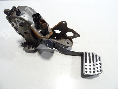 break-pedal-nissan-juke-f15-2010-2011-2012-2013-2014-2015-2016-2017-2018-2019-30592518 main image