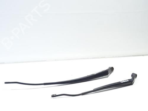 Used Front windshield wiper arm TOYOTA YARIS (_P9_) 1.4 D-4D (NLP90_, NLP90R) (90 hp) 29585640