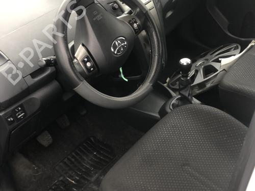 Front windshield wiper arm TOYOTA YARIS (_P9_) 1.4 D-4D (NLP90_, NLP90R) | BP32137028C143 